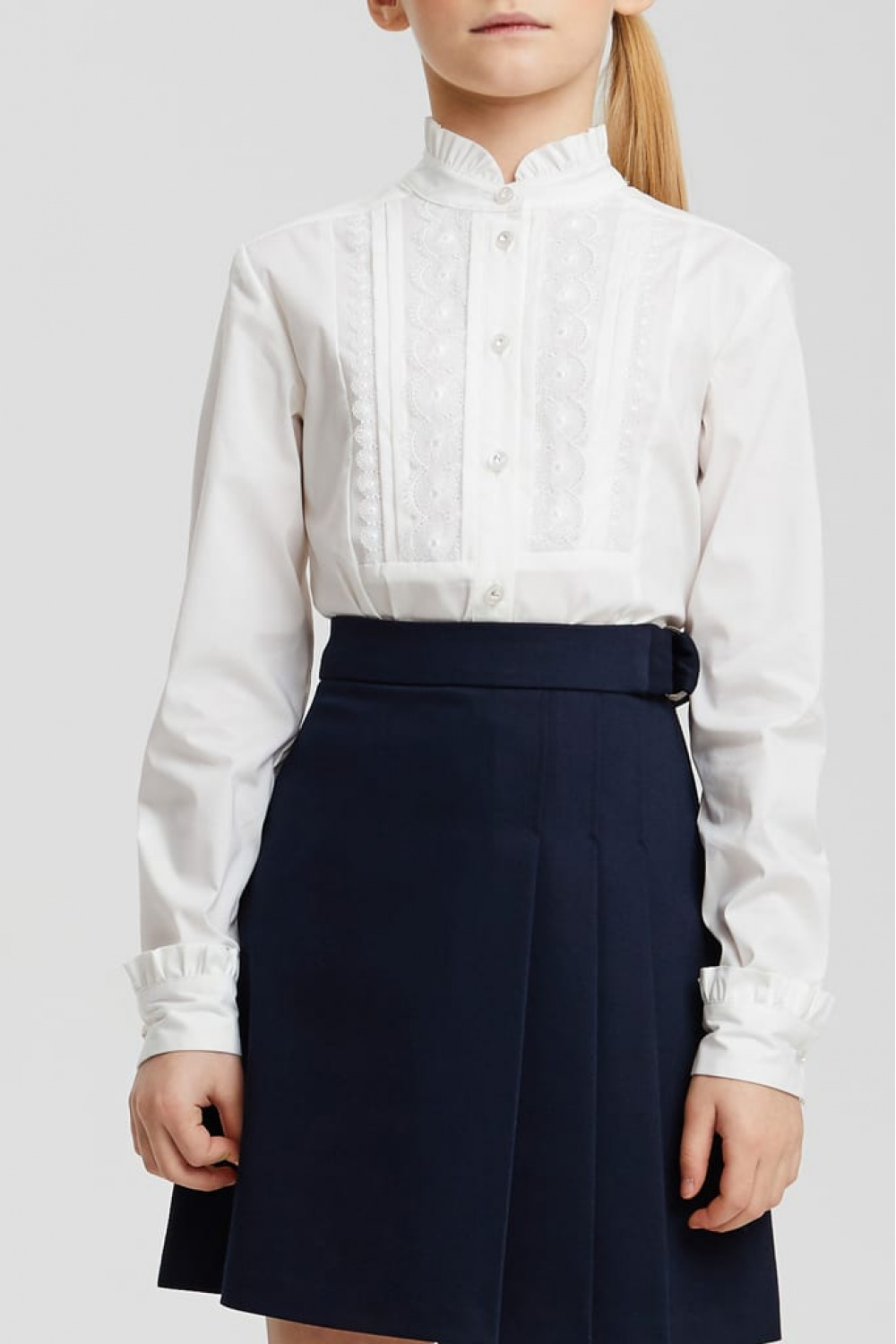 Хлопковая блузка с кружевом и оборками на воротнике и манжетах