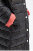 Стеганое пальто ниже колена с контрастной подкладкой