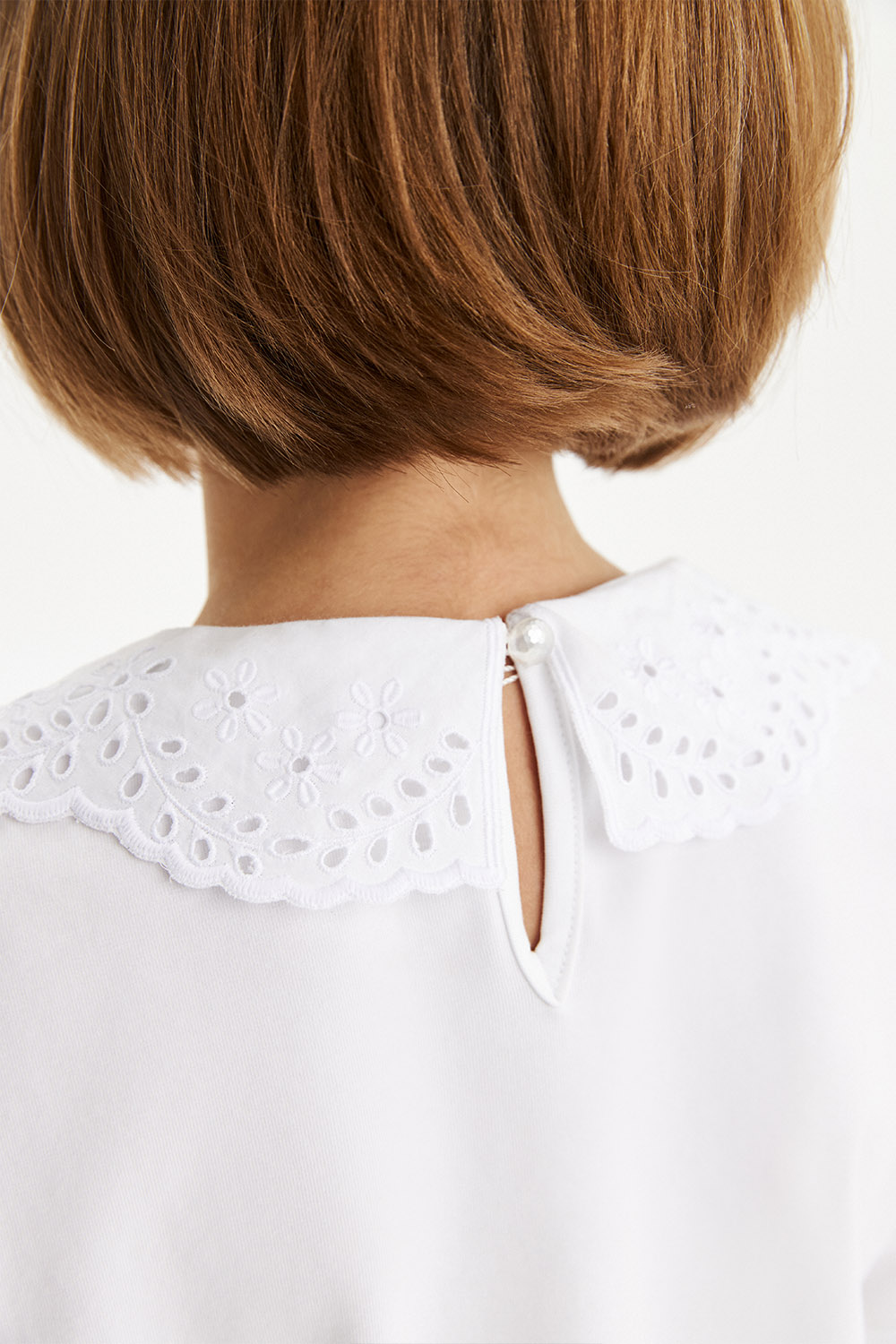 Трикотажная блузка с отложным воротником из шитья ришелье