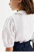 Трикотажная блузка с рукавами-фонариками из шитья "ришелье"